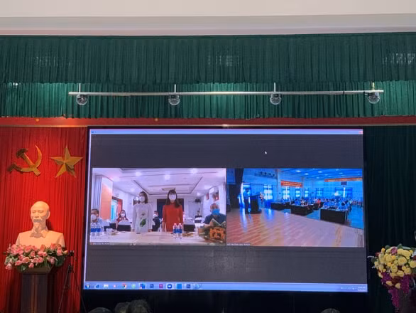 Điểm cầu TP. Hồ Chí Minh, nơi tổ chức kết nạp đảng bằng hình thức trực tuyến cho 2 điều dưỡng của Bệnh viện Đa khoa tỉnh Thanh Hóa. Ảnh chụp qua màn hình do bệnh viện cung cấp.
