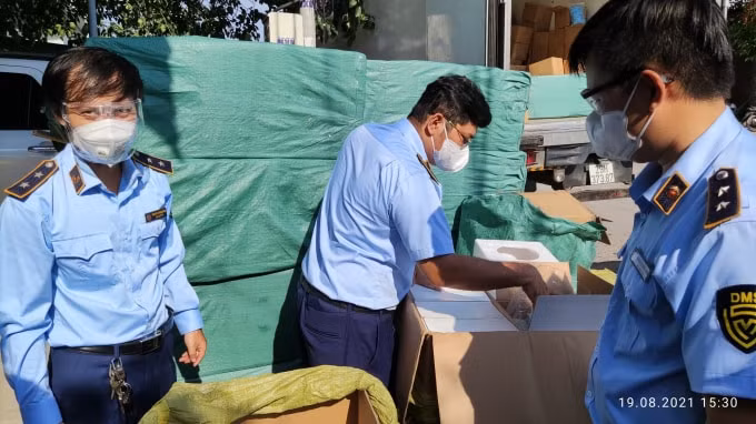 Cục Quản lý thị trường TP.HCM cho biết, vừa thu giữ một lượng lớn máy tạo oxy, 150.000 găng tay cao su có dấu hiệu đã qua sử dụng.