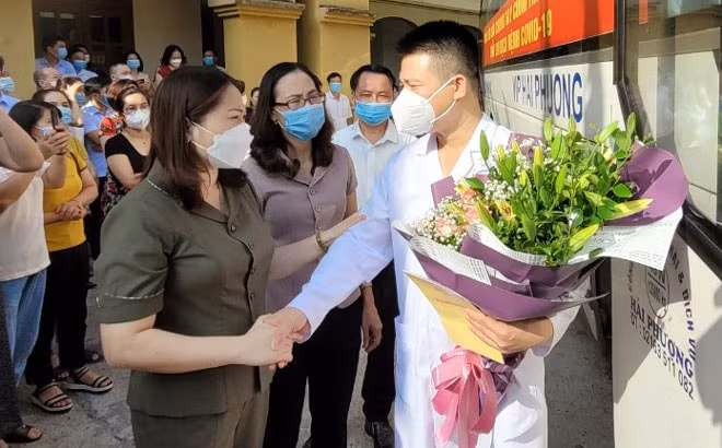 Phó Chủ tịch UBND tỉnh Yên Bái Vũ Thị Hiền Hạnh trao đổi với trưởng đoàn công tác trước khi lên đường hỗ trợ Đồng Nai phòng, chống dịch.