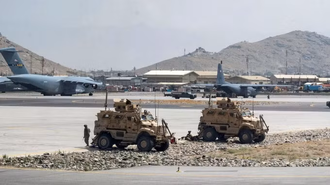 Các binh sĩ Lục quân Hoa Kỳ được phân công cho Sư đoàn Dù 82 tuần tra sân bay Quốc tế Hamid Karzai ở Kabul, Afghanistan ngày 17 tháng 8 năm 2021 - Ảnh: Không quân Mỹ