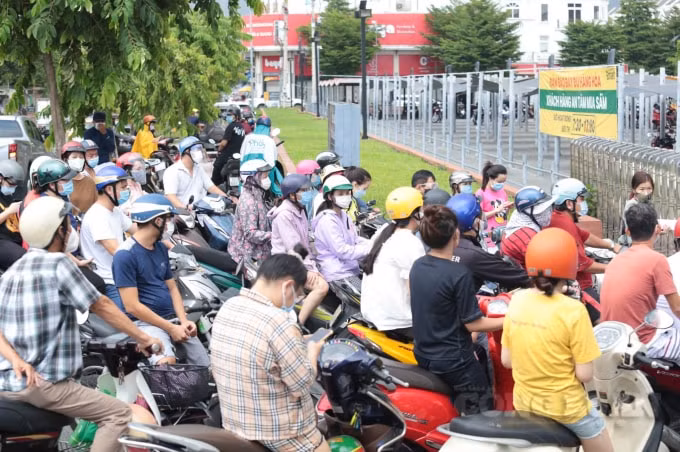 Người dân trung trước cổng siêu thị, chờ tới lượt mua sắm