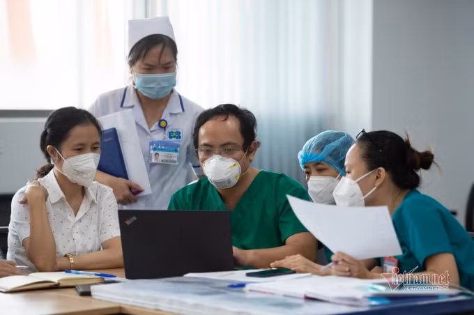 Đội ngũ y bác sĩ họp bàn về các phương án điều trị bệnh nhân Covid-19 tại phòng họp riêng tách biệt với khu điều trị. Ảnh do PV Thanh Tùng chụp trong khu điều trị bệnh nhân Covid-19