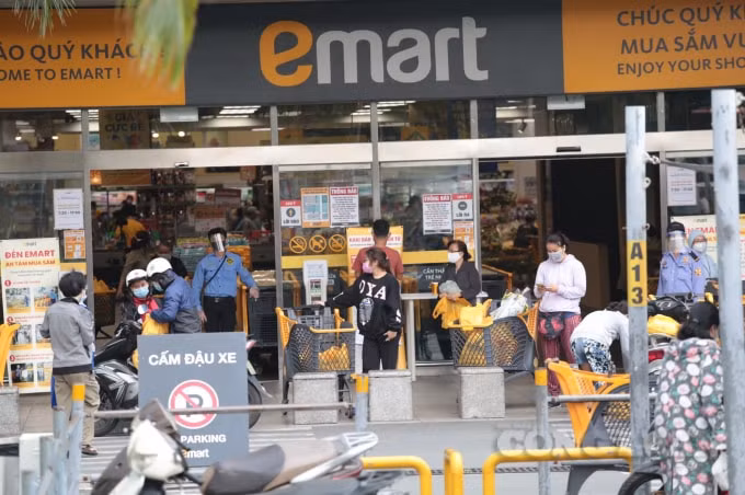 Người dân tập trung tại siêu thị Emart, quận Gò Vấp
