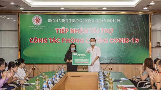 SHB hy vọng những hỗ trợ kịp thời của ngân hàng sẽ giúp các bệnh viện có thêm nguồn tài chính trang bị vật tư, sinh phẩm y tế; từ đó giúp các y bác sĩ yên tâm thực hiện công tác chuyên môn, nhanh chóng đẩy lùi dịch bệnh.