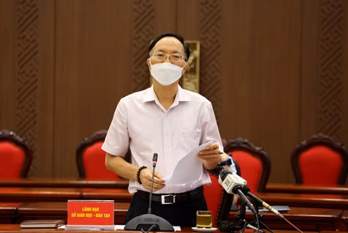 Phó Giám đốc Sở Giáo dục và Đào tạo Phạm Văn Đại thông tin tại cuộc họp