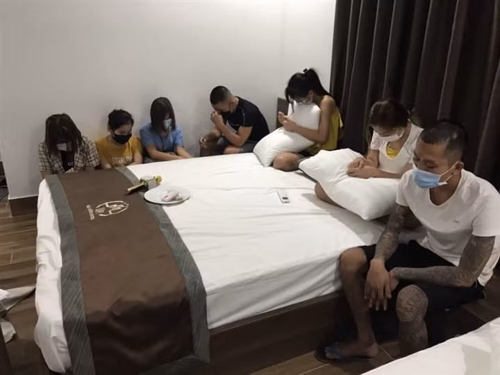 7 nam nữ tổ chức 'tiệc ma túy' trong khách sạn giữa mùa dịch vừa bị lực lượng chức năng phát hiện. Ảnh CAHT