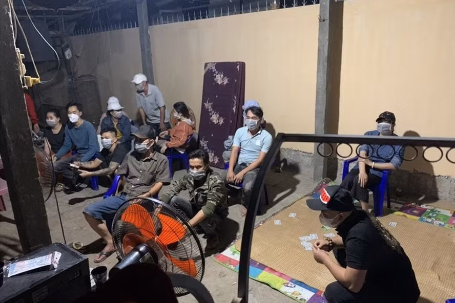 Các đối tượng tụ điểm đánh bạc tại số nhà 18 Lê Quý Đôn, Phường 4, thành phố Tuy Hòa vừa bị cơ quan chức năng phát hiện, bắt giữ. Ảnh: laodong.vn