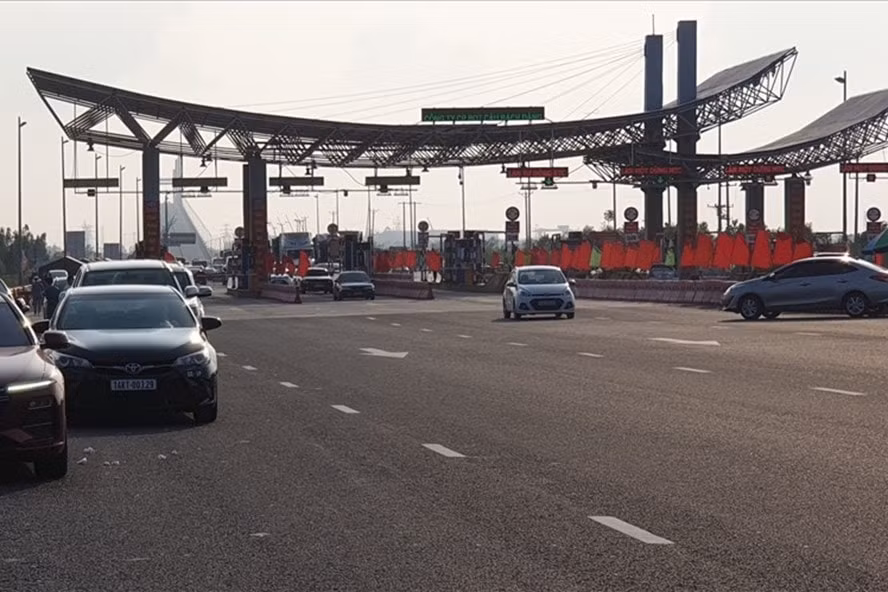 Hình ảnh chốt kiểm soát dịch COVID-19 tại Trạm thu phí cầu Bạch Đằng, cao tốc Hạ Long - Hải Phòng. Ảnh: laodong.vn