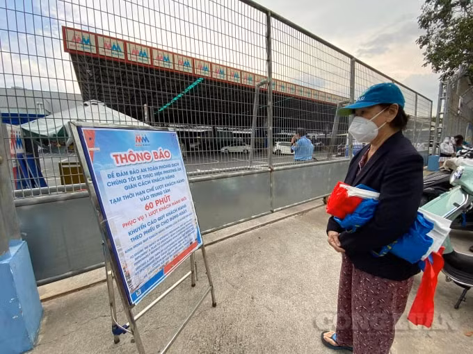 Siêu thị MM Mega Market An Phú, TP. Thủ Đức đặt bảng thông báo sau 60 phút mới phục vụ lượt khách mới
