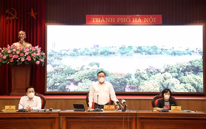 Phó Bí thư Thành ủy Nguyễn Văn Phong thông tin tại cuộc họp