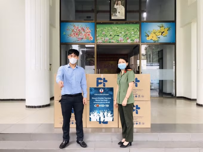 43.000 chai dịch sát khuẩn được Vạn Xuân Group trao tặng đến các đội ngũ tuyến đầu thực hiện nhiệm vụ.
