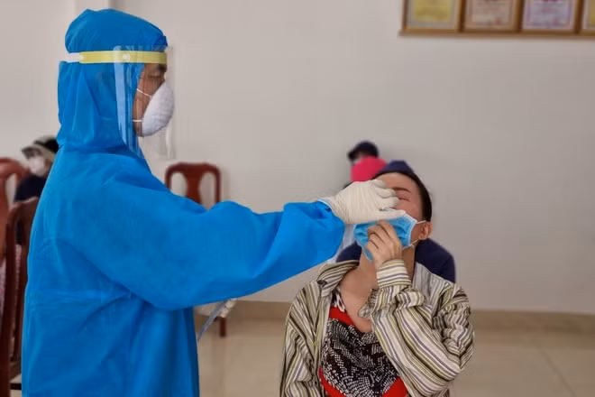 Hình ảnh nhân viên y tế Đà Nẵng lấy mẫu xét nghiệm COVID-19 cho người dân. Ảnh: minh họa