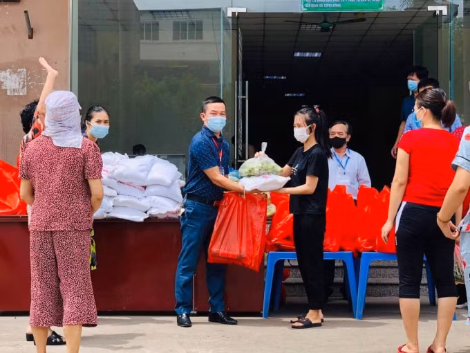 Đồng chí Phó Chủ tịch xã Tả Thanh Oai tặng quà cho người dân