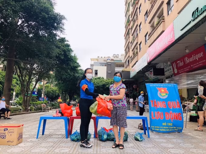 Đồng chí Bí thư Đoàn TNCS Hồ Chí Minh khu đô thị Đại Thanh tặng quà cho người dân