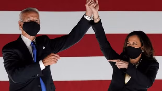Bà Kamala Harris và ông Joe Biden trong những phút giây mừng chiến thắng. Ảnh: T.L