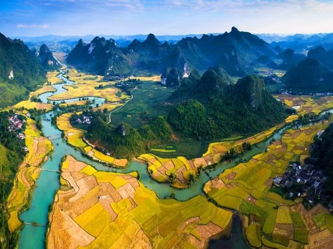 Khung cảnh hùng vĩ và thơ mộng của Công viên địa chất Non nước Cao Bằng.