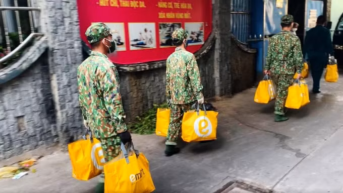 Lực lượng quân đội và chính quyền địa phương sẽ cung cấp nhu yếu phẩm cho người dân.