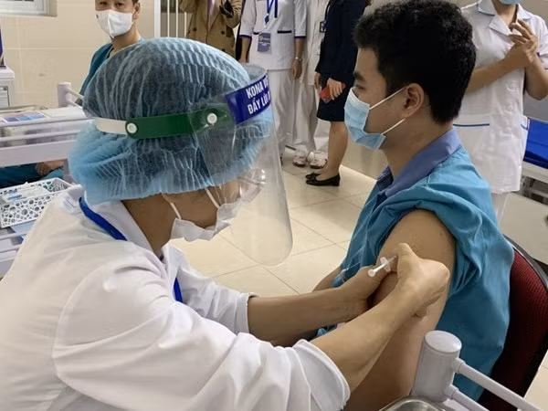 Người đã tiêm 2 mũi vaccine Covid-19, nếu mắc bệnh sẽ có triệu chứng ít trầm trọng hơn và hiếm khi phải nhập viện. Ảnh minh họa