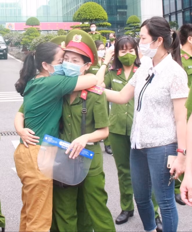 Đồng đội động viên nữ chiến sĩ tham gia công tác chống dịch. Ảnh: TL