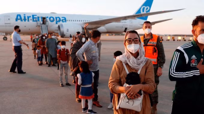 Mỹ dùng máy bay thương mại vận chuyển người dân sơ tán khỏi sân bay Kabul - Ảnh: Reuters