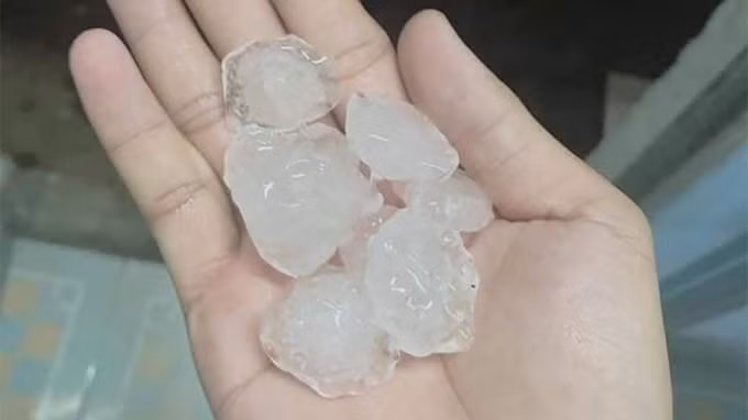 Mưa đá tại TP.HCM hôm 22/8 kéo dài khoảng 10 phút, kích cỡ hạt mưa đá lên tới 3cm.