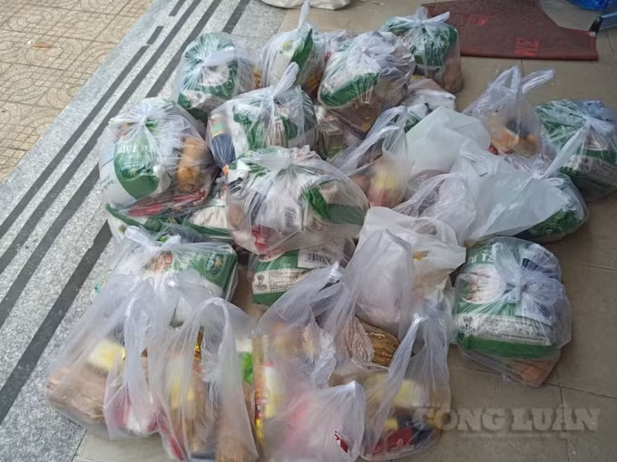 Hàng hoá được phân chia, đóng gói trước khi giao đến người dân