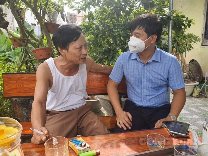 Ông Đỗ Khắc Minh, nguyên Chủ tịch UBND xã Minh Nghĩa trao đổi với phóng viên Báo Nhà báo & Công luận