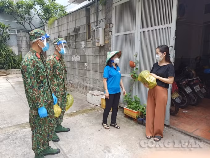 Phường dân tại phường 25, quận Bình Thạnh, TP. HCM được lực lượng quân đội hỗ trợ giao hàng tận nhà