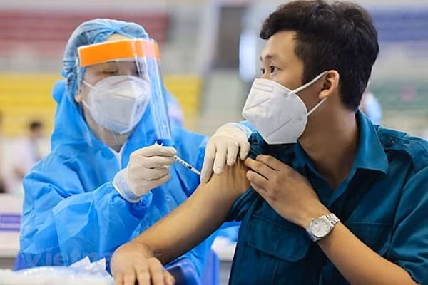 Không có chống chỉ định tiêm chủng cho bệnh nhân tăng huyết áp khi tiêm vắc xin phòng Covid-19. Ảnh minh họa