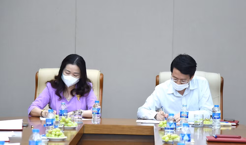 Nguyên Tổng biên tập Báo Đại biểu Nhân dân Đỗ Chí Nghĩa và Phó Tổng biên tập Phụ trách Báo Đại biểu Nhân dân Phạm Thị Thanh Huyền ký kết biên bản bàn giao về nhiệm vụ công tác, cán bộ, tài chính, tài sản của Báo. Ảnh: Quang Khánh