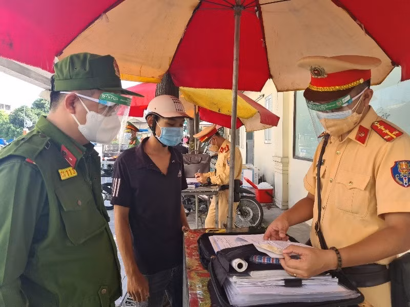 Công an TP.Hà Nội xử phạt hơn 700 trường hợp vi phạm trong công tác phòng chống dịch COVID-19. Ảnh: kinhtedothi