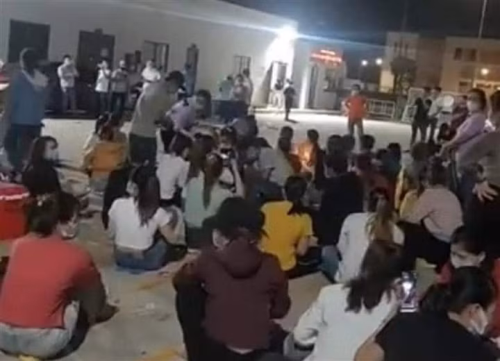 hang tram cong nhan tu tap ca hat ngay tai noi cach ly y te tap trung hinh 1