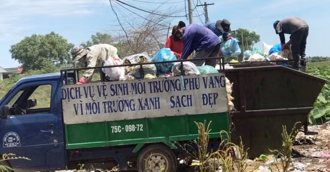 Công ty TNHH Hằng Trung thu gom rác thải trên địa bàn huyện Phú Vang.