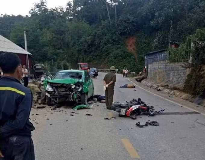 bac kan xe may dau dau taxi mot thanh nien tu vong mot nguoi khac bi thuong nang hinh 1