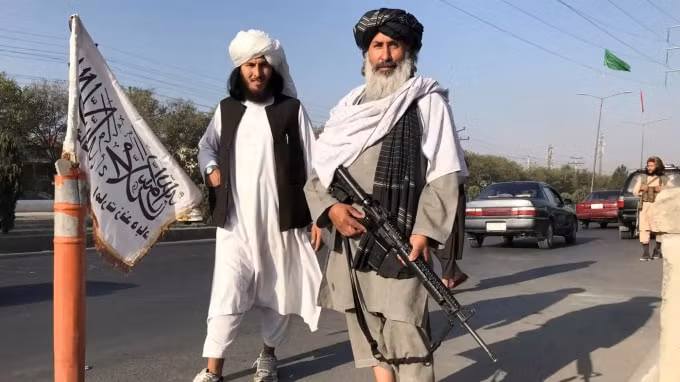 Một chiến binh Taliban cầm súng trường tấn công đứng gác bên ngoài Bộ Nội vụ ở Kabul ngày 16/8: Afghanistan dường như quay trở lại năm 2001. Ảnh: Nikkei