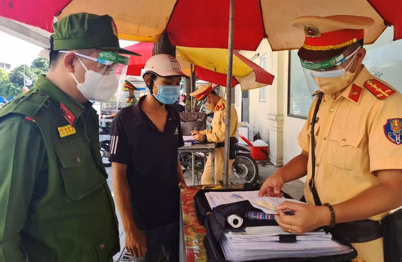 Hình ảnh lực lượng chức năng kiểm tra giấy tờ của người tham gia giao thông. Ảnh: hanoimoi