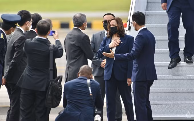 Phó Tổng thống Hoa Kỳ Kamala Harris được Bộ trưởng Ngoại giao Singapore Vivian Balakrishnan tiếp tại Căn cứ Không quân Paya Lebar vào ngày 22 tháng 8 năm 2021 - Ảnh: Hanidah Amin