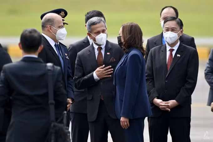 Phó Tổng thống Hoa Kỳ Kamala Harris trò chuyện với Bộ trưởng Ngoại giao Singapore Vivian Balakrishnan và Đại sứ quán Hoa Kỳ tại của Singapore Rafik Mansour khi bà bắt đầu chuyến thăm 3 ngày tới Singapore vào ngày 22 tháng 8 năm 2021 - Ảnh: Hanidah Amin