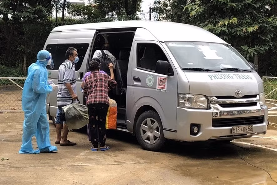 Những bệnh nhân khỏi COVID-19 được xuất viện về nhà. Ảnh: HCDC