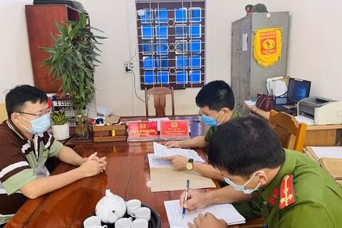 Mới đây, Công an huyện Nông Cống đã bắt tạm giam đối tượng Trần Văn Cường, sinh năm 1979 ở xã Trường Trung, huyện Nông Cống về hành vi Lừa đảo chiếm đoạt tài sản. Đối tượng này giả danh Thanh tra Chính Phủ lừa đảo “chạy án”