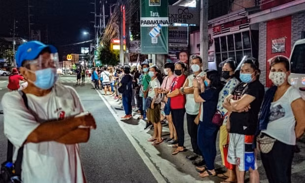 Người dân xếp hàng bên ngoài một trung tâm tiêm chủng ở Las Pinas, Metro Manila, vào ngày 8 tháng 8 - Ảnh: Ezra Acayan / Getty Images