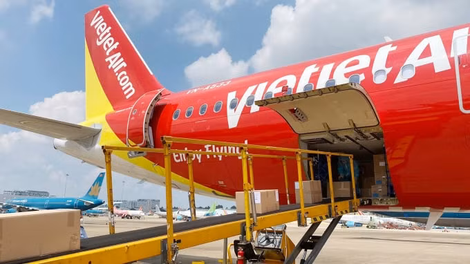 Số trang thiết bị y tế được Vietjet vận chuyển từ Đức về sân bay Tân Sơn Nhất sẽ góp phần quan trọng giúp cho các cơ sở y tế điều trị bệnh nhân. Ảnh: H.Tai