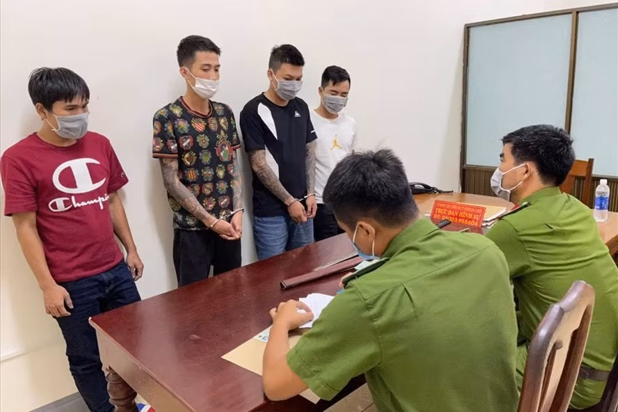 Hình ảnh nhóm đối tượng bắt giữ người, đánh đập trái phép bị cơ quan chức năng triệu tập làm việc. Ảnh: laodong.vn