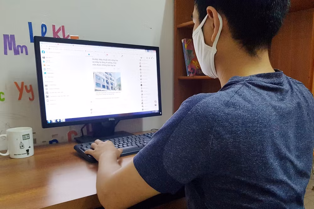 Phóng viên Bùi Ngọc đang tác nghiệp tại nhà. Theo anh trong thời gian giãn cách vừa là khó khăn những cũng vừa tạo thuận lợi cho phóng viên. Ảnh: NVCC