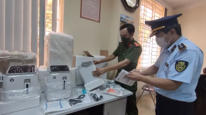 Lực lượng chức năng tỉnh Lào Cai kiểm tra lô hàng máy tạo o xy nhập lậu vừa bị thu giữ. Ảnh Cục QLTT Lào Cai