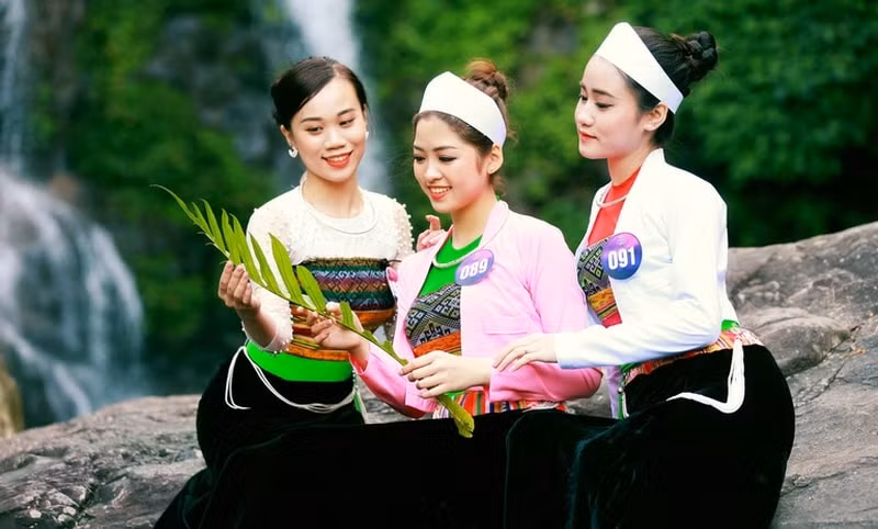 dung cuoc thi nguoi dep viet bac hinh 1