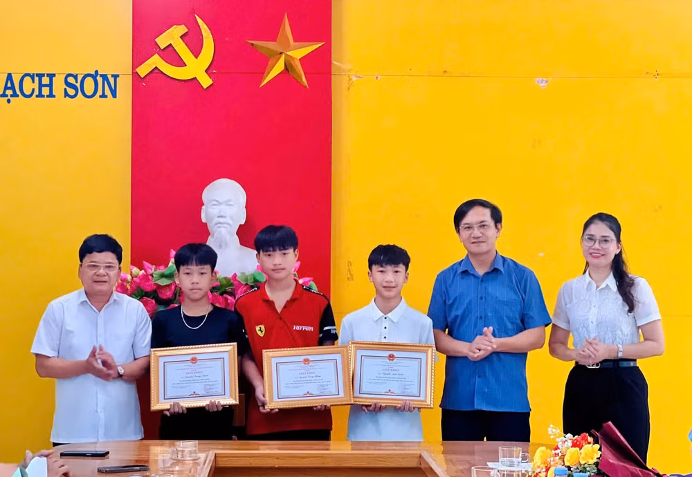 3 nam sinh lop 8 dung cam lao xuong song cuu hai em nho duoi nuoc hinh 1