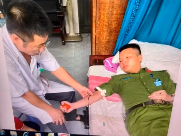 lao cai hai can bo cong an kip thoi hien nhom mau hiem cuu benh nhan hinh 1