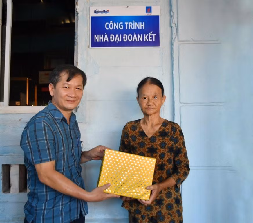 bao quang ngai ban giao nha dai doan ket cho ho ngheo hinh 1