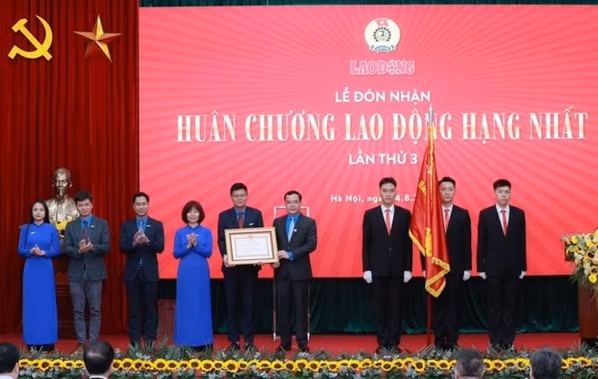 bao lao dong ky niem 95 nam ngay xuat ban so bao dau tien va don nhan huan chuong lao dong hang nhat hinh 1